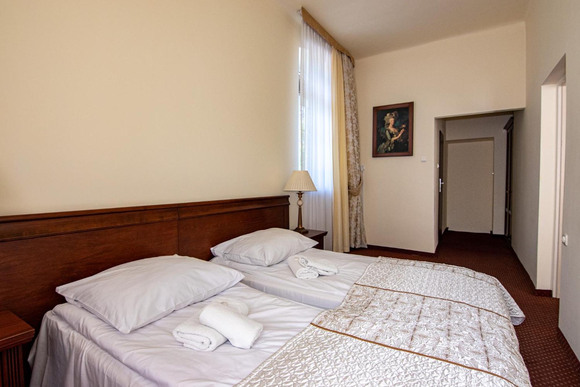 Bed and Breakfast Savoy à Spała Extérieur photo